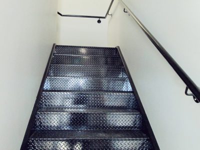 Escalier intérieur et main-courante en acier peint
